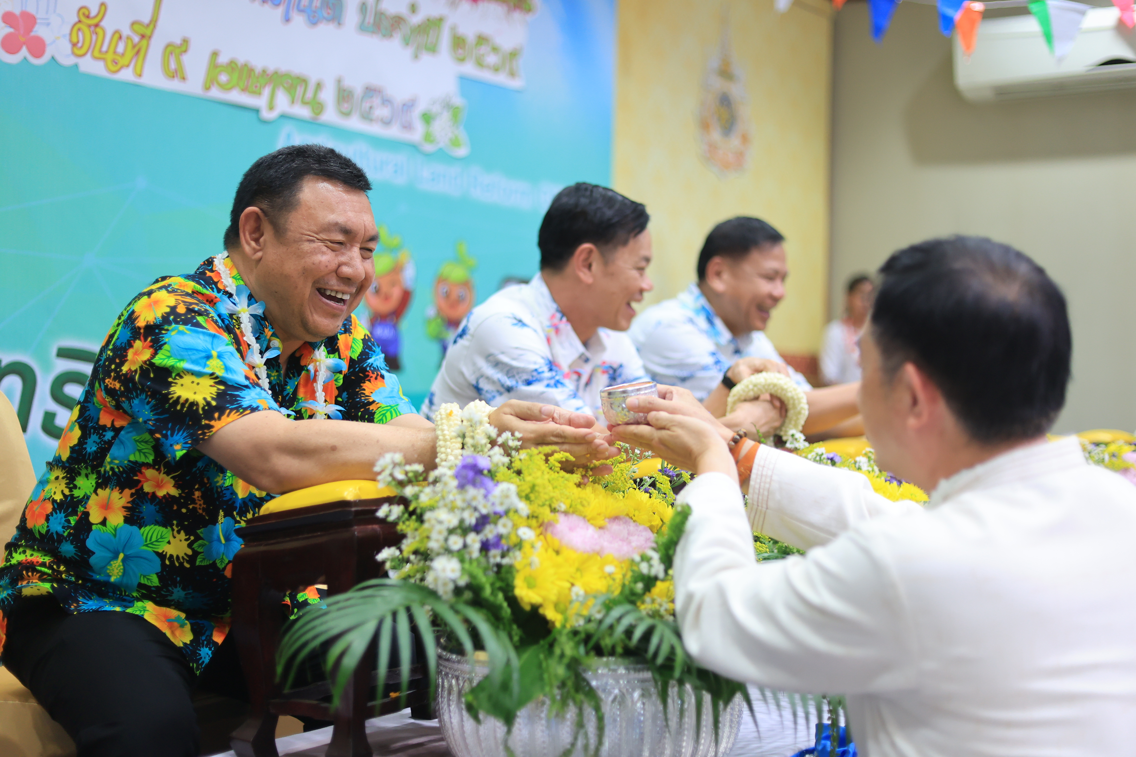 title - ชุ่มฉ่ำ! ชาว ส.ป.ก. ร่วมสรงน้ำพระพุทธรูป และรดน้ำขอพรผู้บริหาร เนื่องในประเพณีวันสงกรานต์ ประจำปี 2569 บรรยากาศเต็มไปด้วยความชื่นมื่นชุ่มฉ่ำ